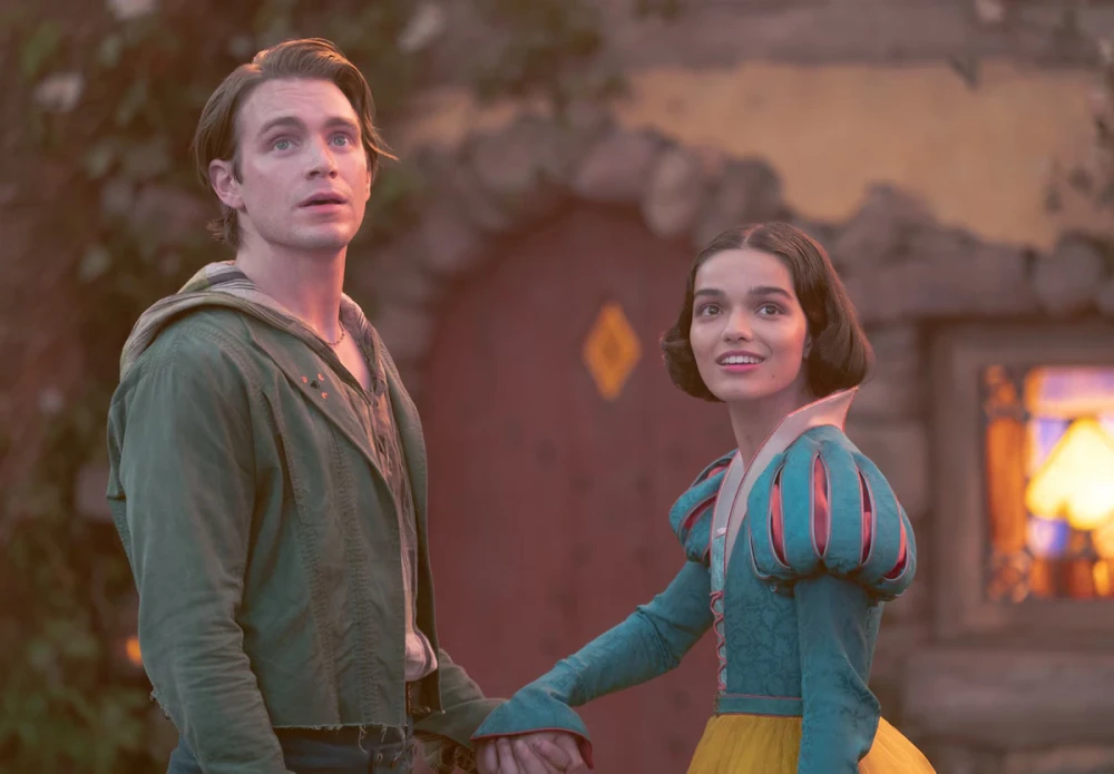 Dari kiri Andrew Burnap sebagai Jonathan dan Rachel Zegler sebagai Putri Salju