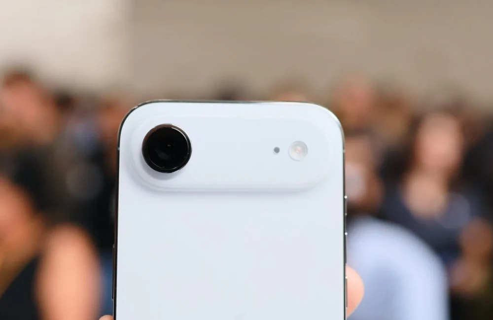 Kamera iPhone Air Berembun