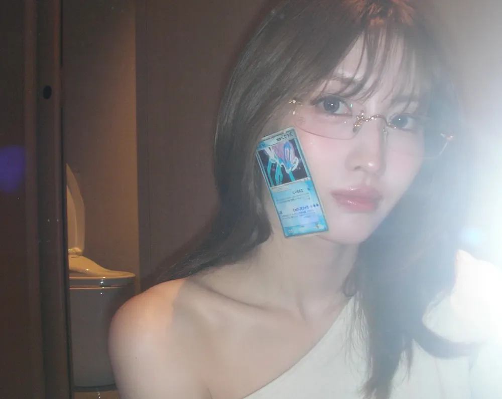 Bikin Kolektor Syok, Aksi Momo TWICE Buka Kartu Pokemon PSA Demi Casing Ponsel